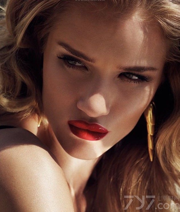 <p>《变形金刚3》女主角、英国超模罗茜&middot;汉丁顿&middot;惠特莉登上英版《Harper&rsquo;s Bazaar》开年刊，由摄影师Tom Munro操刀为之拍摄了一组泳池主题的超性感大片，撩人的<a style=