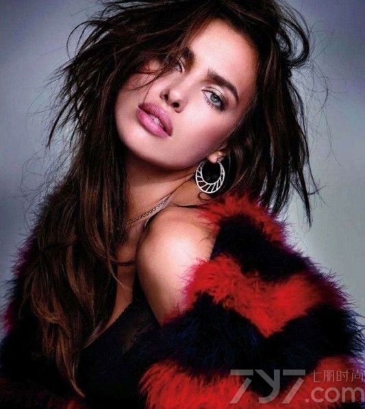 <p>C罗女友伊莉娜&middot;莎伊克受邀拍摄《ELLE》杂志封面2011年12月号刊，这位全球著名的<a style=