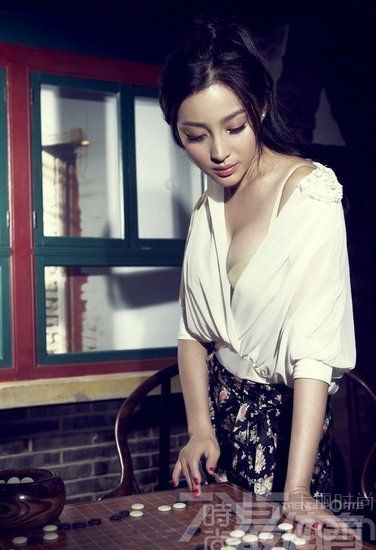 <p>新版《水浒传》的热播带红了不少演员，近日，新水浒潘金莲演员甘婷婷为《时尚最体育》杂志拍摄一组性感写真，在大片中甘婷婷与围棋为伍，妖艳的红唇、复古的烟熏将性感演绎的淋漓尽致，被誉为是&ldquo;潘金莲&rdquo;的棋盘。</p>