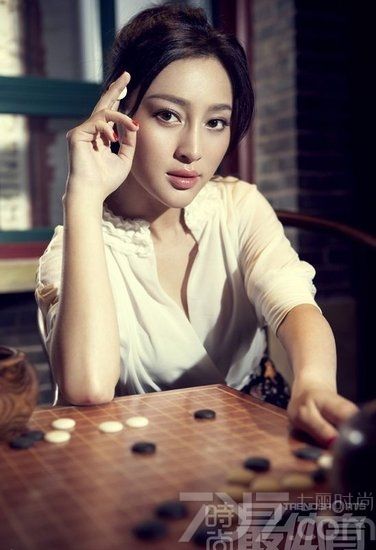 <p>新版《水浒传》的热播带红了不少演员，近日，新水浒潘金莲演员甘婷婷为《时尚最体育》杂志拍摄一组性感写真，在大片中甘婷婷与围棋为伍，妖艳的红唇、复古的烟熏将性感演绎的淋漓尽致，被誉为是&ldquo;潘金莲&rdquo;的棋盘。</p>