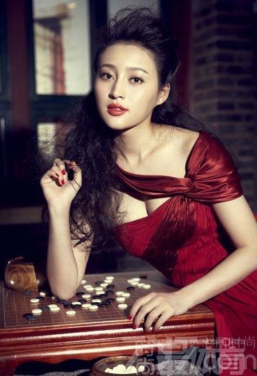 <p>新版《水浒传》的热播带红了不少演员，近日，新水浒潘金莲演员甘婷婷为《时尚最体育》杂志拍摄一组性感写真，在大片中甘婷婷与围棋为伍，妖艳的红唇、复古的烟熏将性感演绎的淋漓尽致，被誉为是&ldquo;潘金莲&rdquo;的棋盘。</p>