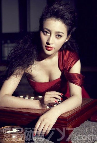 <p>新版《水浒传》的热播带红了不少演员，近日，新水浒潘金莲演员甘婷婷为《时尚最体育》杂志拍摄一组性感写真，在大片中甘婷婷与围棋为伍，妖艳的红唇、复古的烟熏将性感演绎的淋漓尽致，被誉为是&ldquo;潘金莲&rdquo;的棋盘。</p>