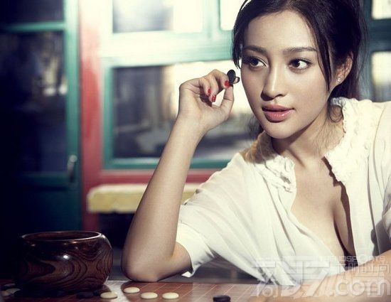 <p>新版《水浒传》的热播带红了不少演员，近日，新水浒潘金莲演员甘婷婷为《时尚最体育》杂志拍摄一组性感写真，在大片中甘婷婷与围棋为伍，妖艳的红唇、复古的烟熏将性感演绎的淋漓尽致，被誉为是&ldquo;潘金莲&rdquo;的棋盘。</p>