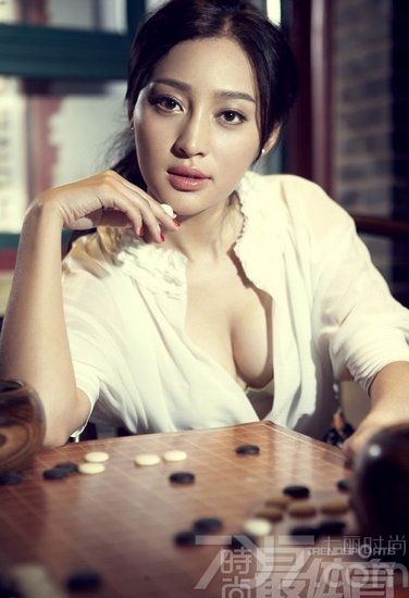 <p>新版《水浒传》的热播带红了不少演员，近日，新水浒潘金莲演员甘婷婷为《时尚最体育》杂志拍摄一组性感写真，在大片中甘婷婷与围棋为伍，妖艳的红唇、复古的烟熏将性感演绎的淋漓尽致，被誉为是&ldquo;潘金莲&rdquo;的棋盘。</p>