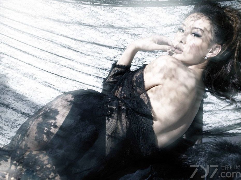 <p>日前，被誉为&ldquo;宅男女神&rdquo;的安心亚为《GQ》杂志拍摄了一组写真，演绎了别样的妩媚风情。抛胸秀腿让人大呼过瘾，不论是<a style=