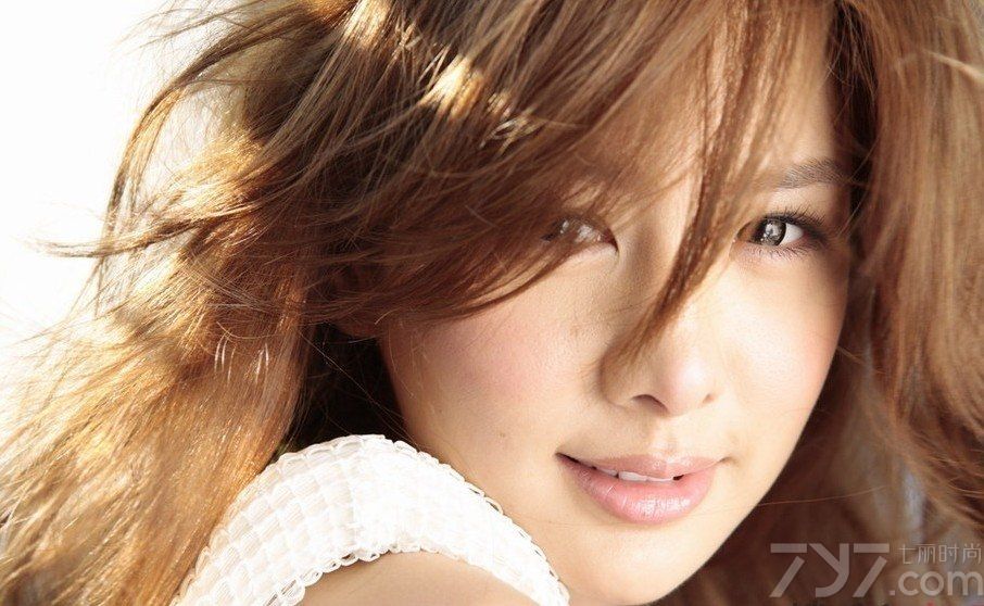 <p>日前，被誉为&ldquo;宅男女神&rdquo;的安心亚为《GQ》杂志拍摄了一组写真，演绎了别样的妩媚风情。抛胸秀腿让人大呼过瘾，不论是<a style=