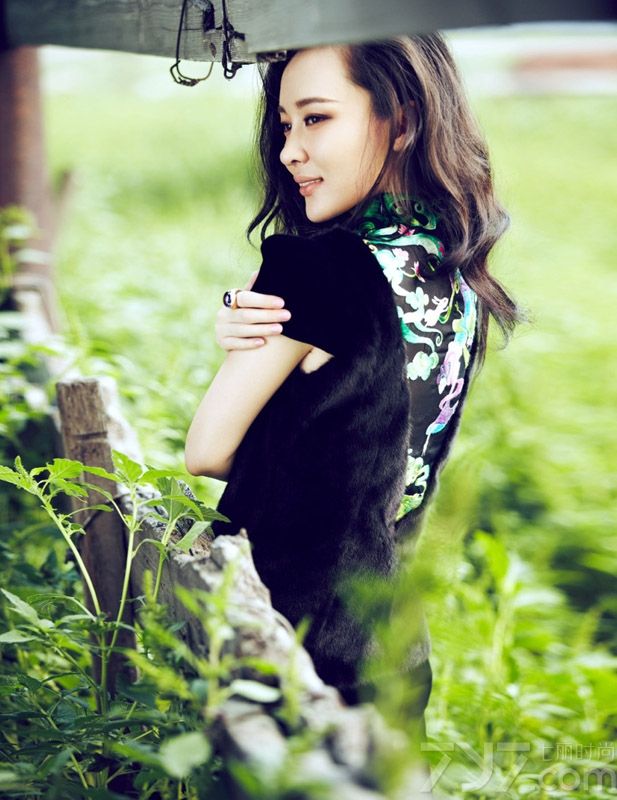 <p>霍思燕近日受邀为某杂志拍摄一组封面大片，笑容甜美，身材曲线窈窕，在丛林中清新可人的范儿让人痴迷。霍思燕坦言不少人被她柔美的外表迷惑，其实看似柔软的她有着强大的内心，一起欣赏这组霍思燕高清图片。</p>