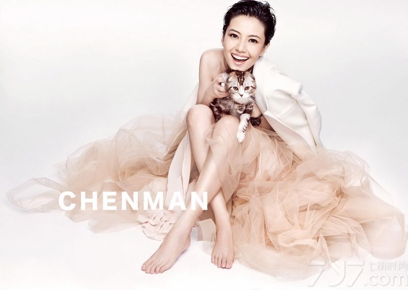 <p>高圆圆近年来与时尚圈走的极为近，日前，高圆圆为《ELLE世界时装之苑》杂志拍摄了一组以&ldquo;关爱动物&rdquo;为主题的时尚大片，身穿红色<a style=