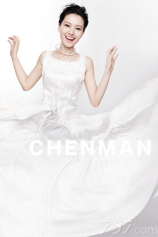 <p>高圆圆近年来与时尚圈走的极为近，日前，高圆圆为《ELLE世界时装之苑》杂志拍摄了一组以&ldquo;关爱动物&rdquo;为主题的时尚大片，身穿红色<a style=