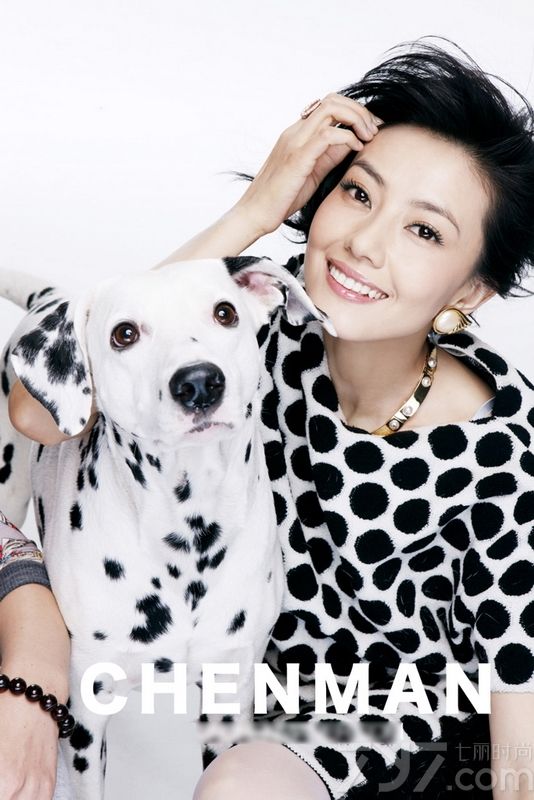 <p>高圆圆近年来与时尚圈走的极为近，日前，高圆圆为《ELLE世界时装之苑》杂志拍摄了一组以&ldquo;关爱动物&rdquo;为主题的时尚大片，身穿红色<a style=