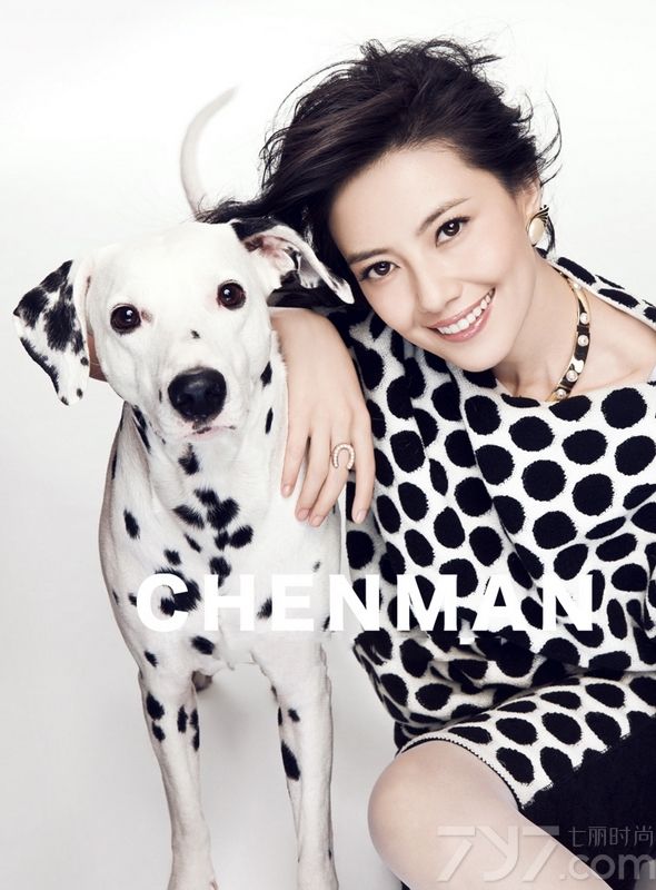 <p>高圆圆近年来与时尚圈走的极为近，日前，高圆圆为《ELLE世界时装之苑》杂志拍摄了一组以&ldquo;关爱动物&rdquo;为主题的时尚大片，身穿红色<a style=