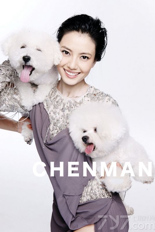 <p>高圆圆近年来与时尚圈走的极为近，日前，高圆圆为《ELLE世界时装之苑》杂志拍摄了一组以&ldquo;关爱动物&rdquo;为主题的时尚大片，身穿红色<a style=