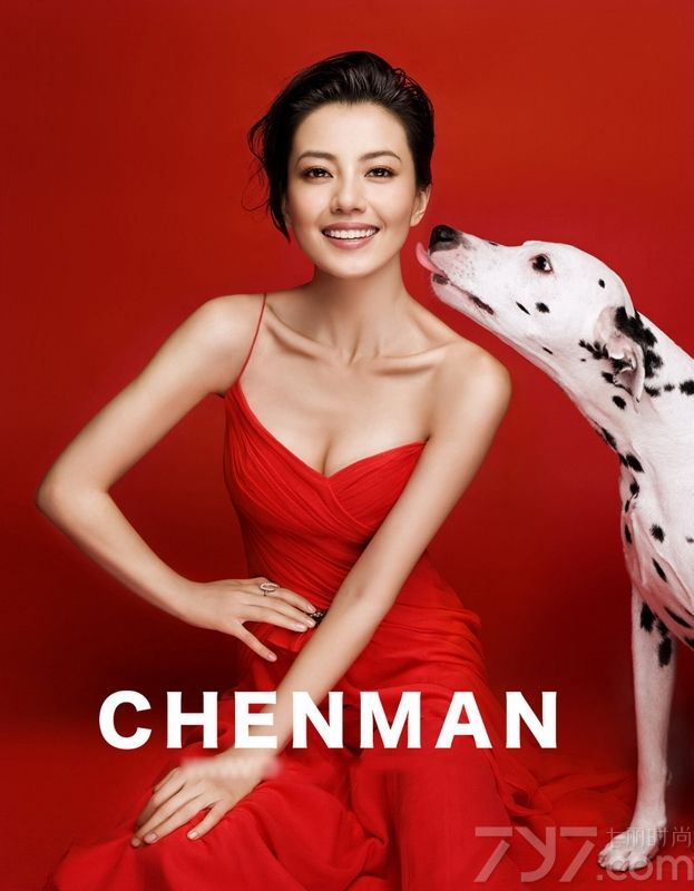 <p>高圆圆近年来与时尚圈走的极为近，日前，高圆圆为《ELLE世界时装之苑》杂志拍摄了一组以&ldquo;关爱动物&rdquo;为主题的时尚大片，身穿红色<a style=