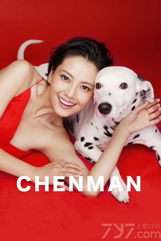 <p>高圆圆近年来与时尚圈走的极为近，日前，高圆圆为《ELLE世界时装之苑》杂志拍摄了一组以&ldquo;关爱动物&rdquo;为主题的时尚大片，身穿红色<a style=