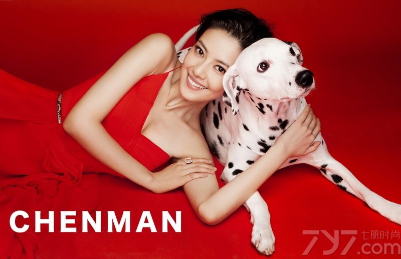 <p>高圆圆近年来与时尚圈走的极为近，日前，高圆圆为《ELLE世界时装之苑》杂志拍摄了一组以&ldquo;关爱动物&rdquo;为主题的时尚大片，身穿红色<a style=