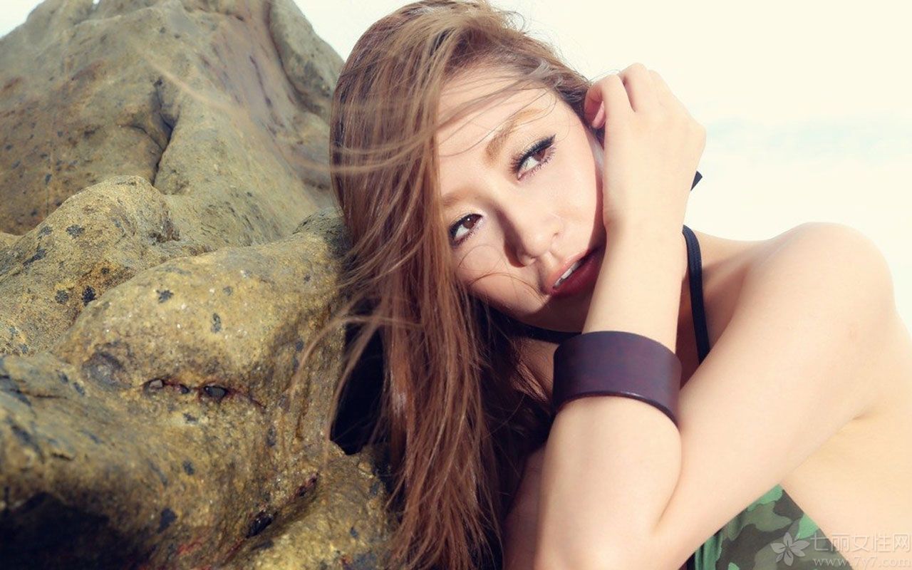 孙敬媛是第三十届伦敦奥运会宣传形象大使~~同时也是歌手以及演员~她身材苗条面容姣好，独特的气质受到众多人的喜爱。她身穿迷彩比基尼大秀事业线，妩媚动人让人着迷。