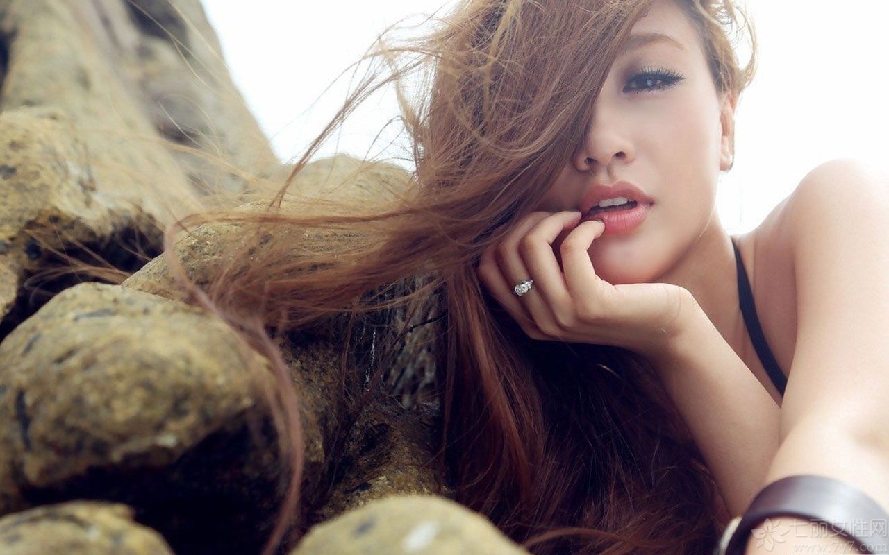 孙敬媛是第三十届伦敦奥运会宣传形象大使~~同时也是歌手以及演员~她身材苗条面容姣好，独特的气质受到众多人的喜爱。她身穿迷彩比基尼大秀事业线，妩媚动人让人着迷。