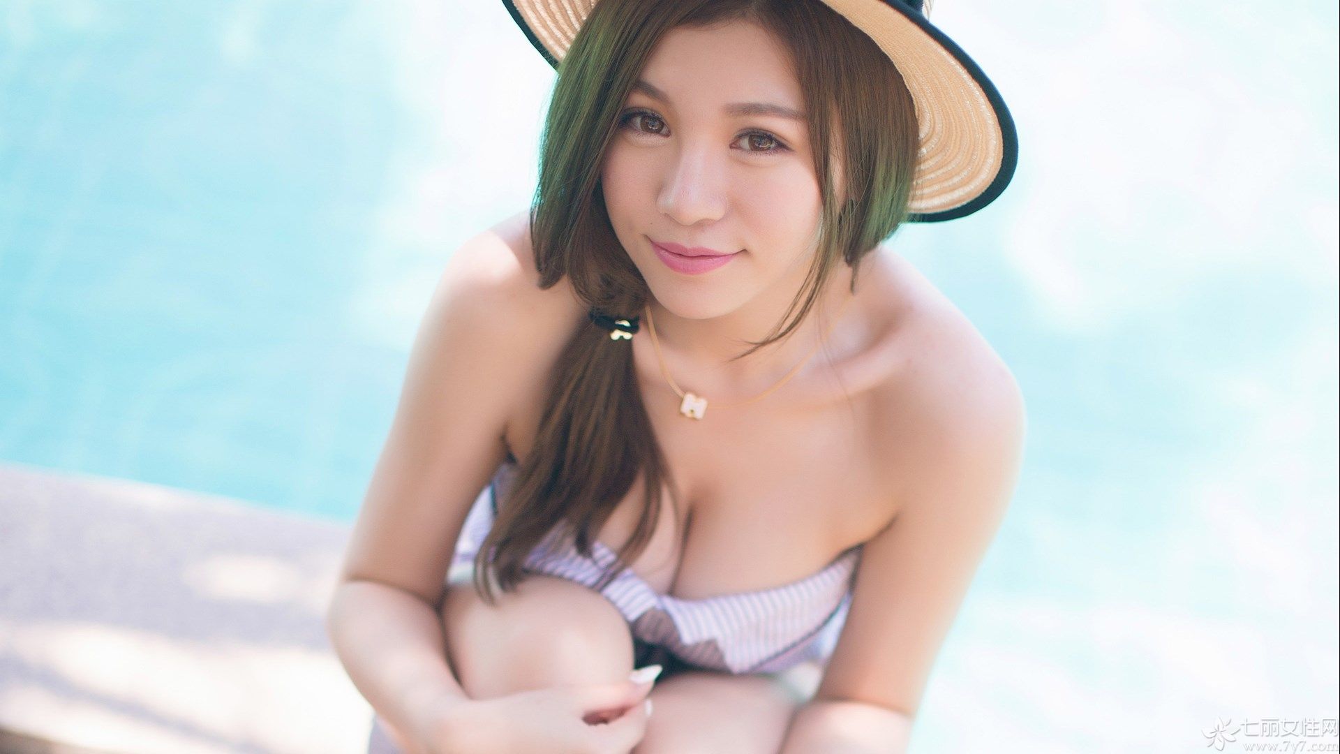 她绝对可以称得上是性感火辣的美女了~~原因就在于她胸部的利器，简直是小编看了都觉得好有料呀~~嫩模界的乳神就是她了哟