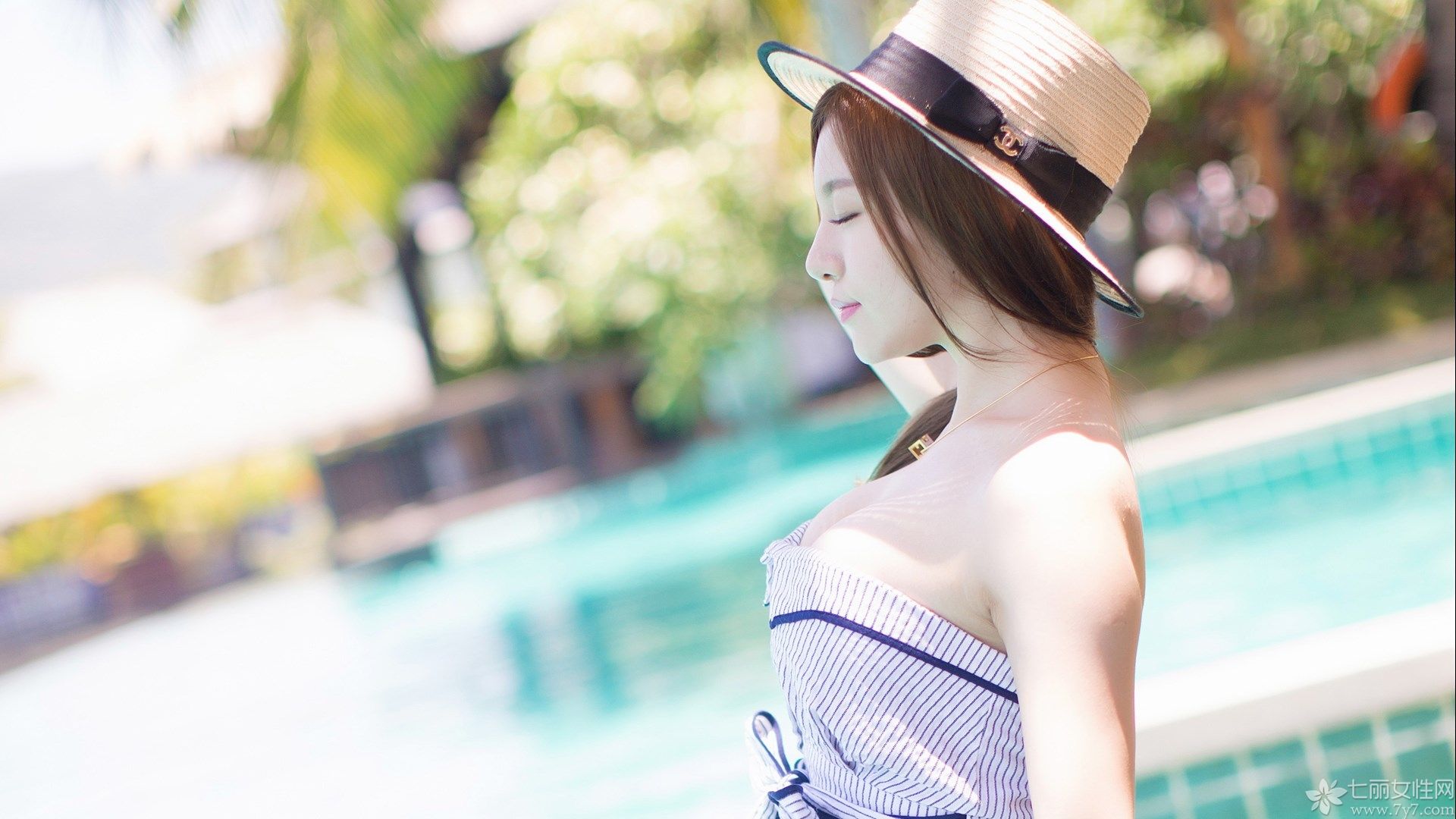 她绝对可以称得上是性感火辣的美女了~~原因就在于她胸部的利器，简直是小编看了都觉得好有料呀~~嫩模界的乳神就是她了哟