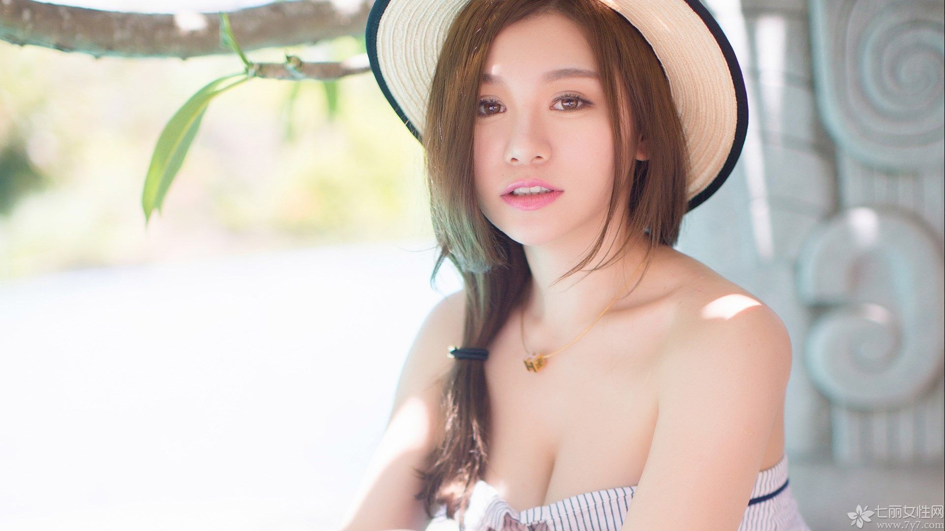 她绝对可以称得上是性感火辣的美女了~~原因就在于她胸部的利器，简直是小编看了都觉得好有料呀~~嫩模界的乳神就是她了哟