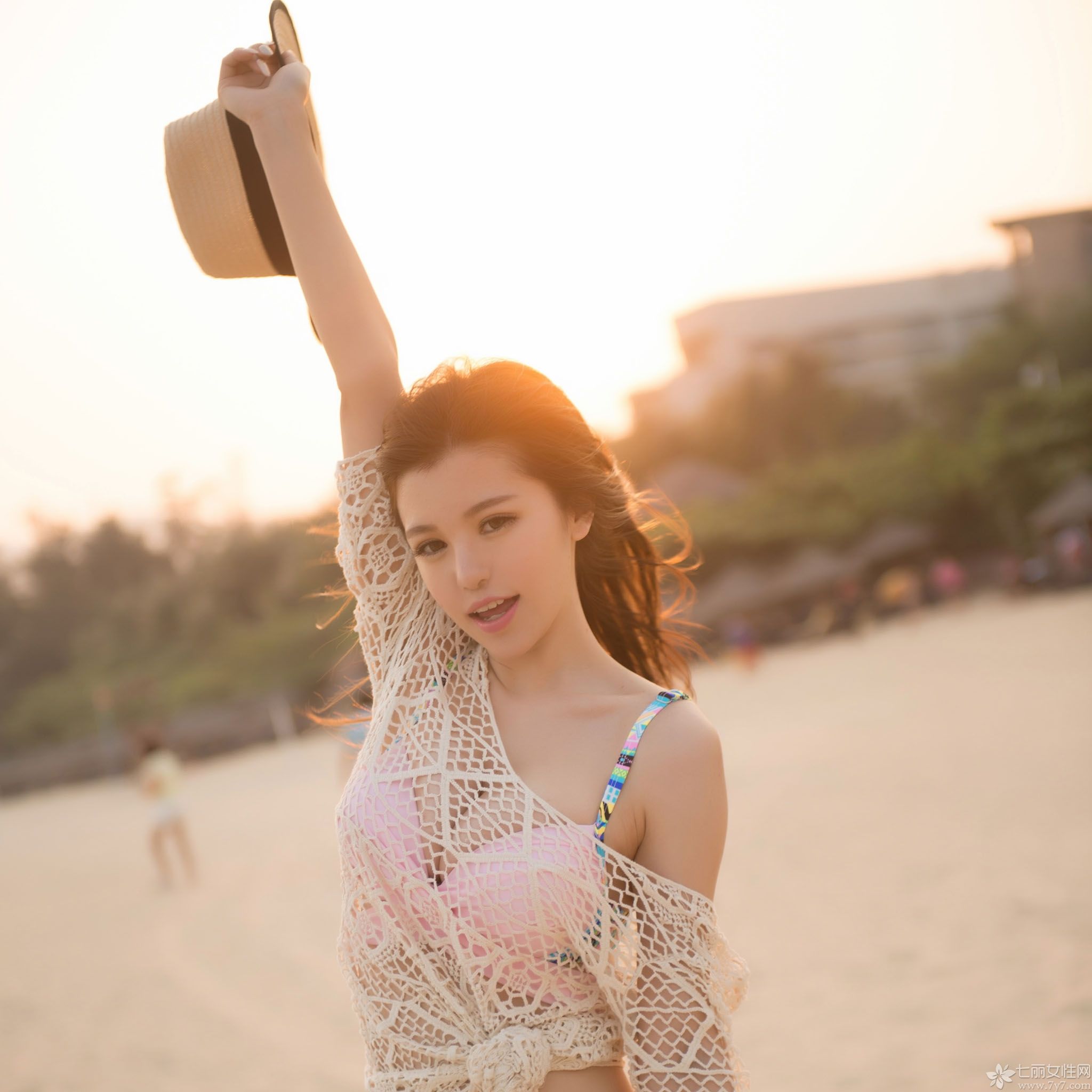 穿着比基尼的小清新美女非常的性感呢~~纯纯的美女穿上比基尼，变得更加的诱人，赤裸裸的粉色诱惑哟