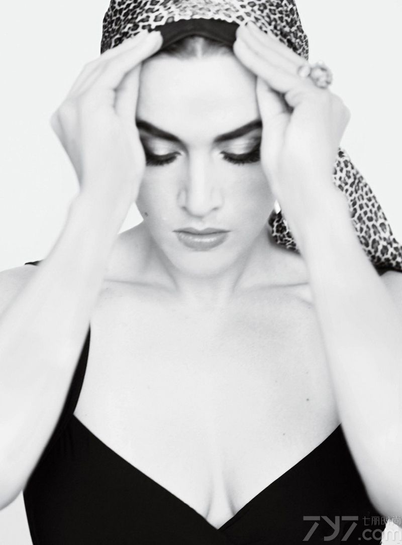 <p>&nbsp;日前，奥斯卡影后凯特&middot;温丝莱特（Kate Winslet）登上美版时尚杂志《V》9月刊封面。<a style=