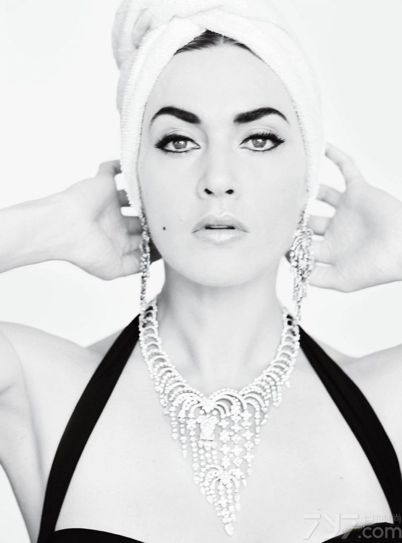 <p>&nbsp;日前，奥斯卡影后凯特&middot;温丝莱特（Kate Winslet）登上美版时尚杂志《V》9月刊封面。<a style=