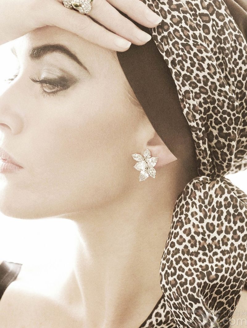 <p>&nbsp;日前，奥斯卡影后凯特&middot;温丝莱特（Kate Winslet）登上美版时尚杂志《V》9月刊封面。<a style=