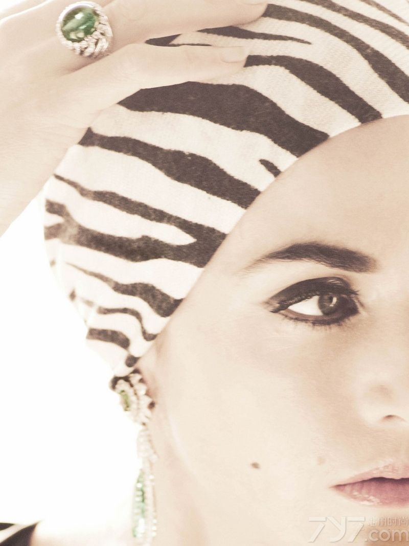 <p>&nbsp;日前，奥斯卡影后凯特&middot;温丝莱特（Kate Winslet）登上美版时尚杂志《V》9月刊封面。<a style=