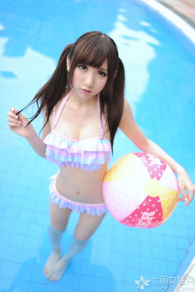 童颜巨乳给人的视觉冲击是非常大的，兼具了清纯的性感更加让人把持不住，这组清凉的泳装照会给你夏天带来更多乐趣哦！