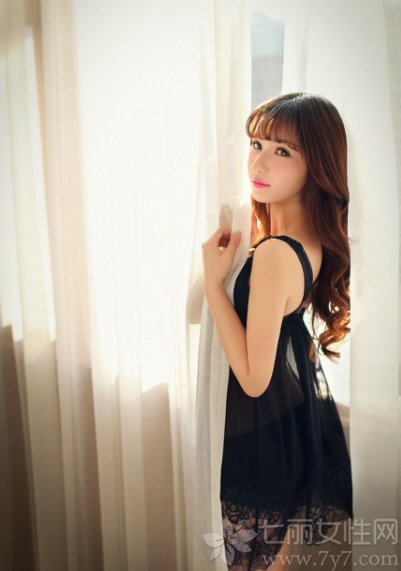 浑身上下都散发出成熟妖娆魅力的性感美女，穿着性感睡衣拍摄的私房写真，不但只有白皙的肌肤，性感长腿，傲人的美胸有致命魅力，只需看一眼就能被迷倒。慵懒的躺在床上，释放出令人魅惑而无法自拔的致命力，分享一组妖娆美女性感私房写真，看诱人睡衣图片令人窒息。