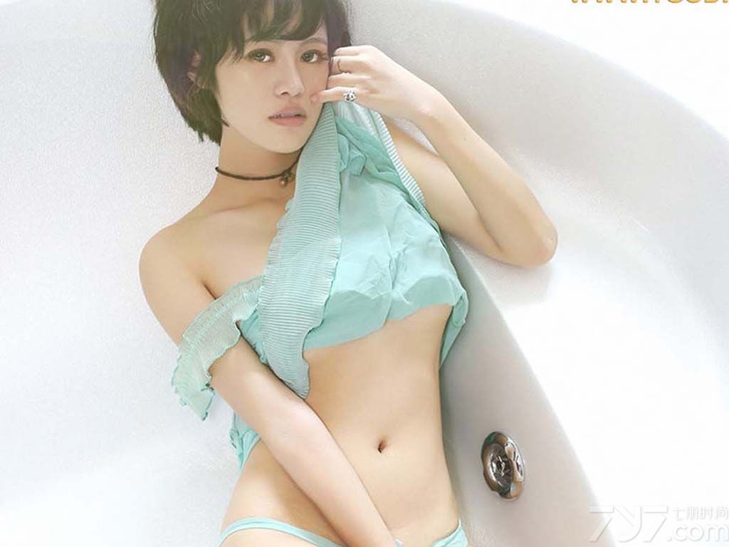 美女身穿绿色睡衣，美胸呼之欲出，前凸后翘的身材简直太诱人。