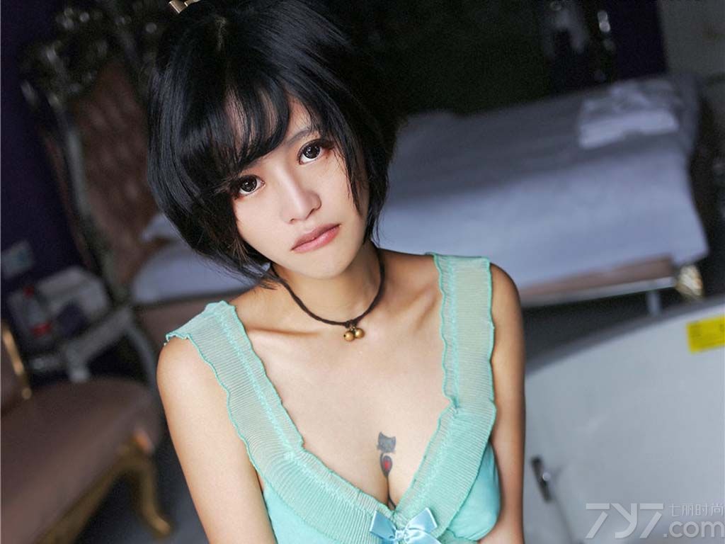 美女身穿绿色睡衣，美胸呼之欲出，前凸后翘的身材简直太诱人。