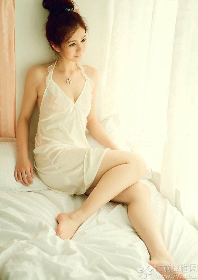 睡衣是每个女孩的必不可少的贴身之物，下面为大家分享一组美女性感私房照，清纯的长相，配上丸子发型，活泼可爱，身穿白色挂脖睡衣，露出迷人香肩及修长美腿，再加上嫩滑的肌肤，诱惑无极限。