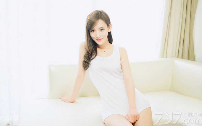 散发出气质魅力的性感美女，完美的将性感气息与气质结合，完美精致的脸蛋，哪怕是穿普通的小背心也能展示诱惑魅力，下衣失踪秀出诱人长腿，无可挑剔的性感气息令人着迷，分享一组气质美女私房写真图片，看性感下衣失踪引爆眼球。