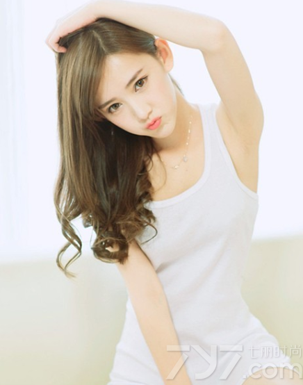 散发出气质魅力的性感美女，完美的将性感气息与气质结合，完美精致的脸蛋，哪怕是穿普通的小背心也能展示诱惑魅力，下衣失踪秀出诱人长腿，无可挑剔的性感气息令人着迷，分享一组气质美女私房写真图片，看性感下衣失踪引爆眼球。