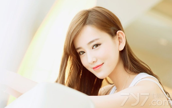 散发出气质魅力的性感美女，完美的将性感气息与气质结合，完美精致的脸蛋，哪怕是穿普通的小背心也能展示诱惑魅力，下衣失踪秀出诱人长腿，无可挑剔的性感气息令人着迷，分享一组气质美女私房写真图片，看性感下衣失踪引爆眼球。