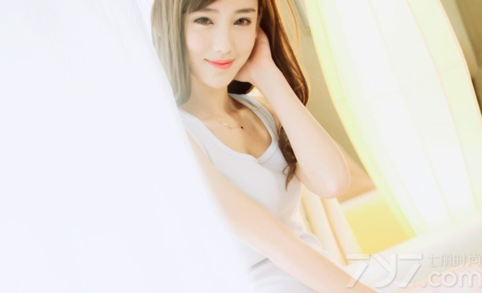 散发出气质魅力的性感美女，完美的将性感气息与气质结合，完美精致的脸蛋，哪怕是穿普通的小背心也能展示诱惑魅力，下衣失踪秀出诱人长腿，无可挑剔的性感气息令人着迷，分享一组气质美女私房写真图片，看性感下衣失踪引爆眼球。