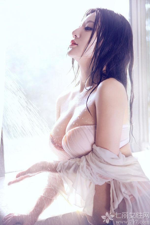 潘春春被称为：豆包西施、中国波霸。她拥有傲人的75F罩杯，直接秒杀柳岩，很多宅男都表示潘春春是自己心目中最为完美的女友的选择标准。性感是潘春春的超分量级别的杀手锏。下面就一起来看看巨乳美女潘春春私房写真，浴室湿身上演极致魅惑。