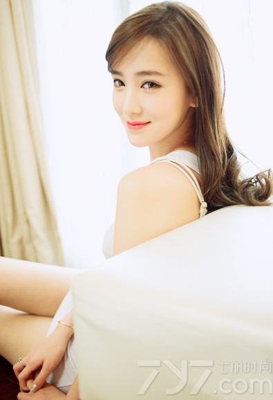 散发出气质魅力的性感美女，完美的将性感气息与气质结合，完美精致的脸蛋，哪怕是穿普通的小背心也能展示诱惑魅力，下衣失踪秀出诱人长腿，无可挑剔的性感气息令人着迷，分享一组气质美女私房写真图片，看性感下衣失踪引爆眼球。