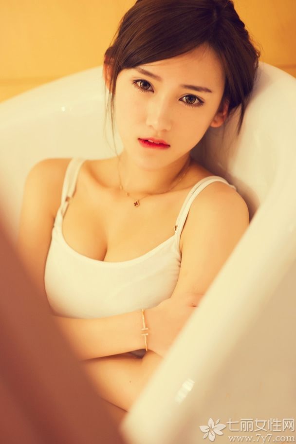 长相清纯美丽的少女总是格外的惹人喜欢，下面就为大家分享一组绝色美女性感私房照，清秀美丽的脸蛋，阿娜多姿的身材，早上起来身穿白色小吊带与小内裤，在浴室中刷牙卖萌，简直令人陶醉。