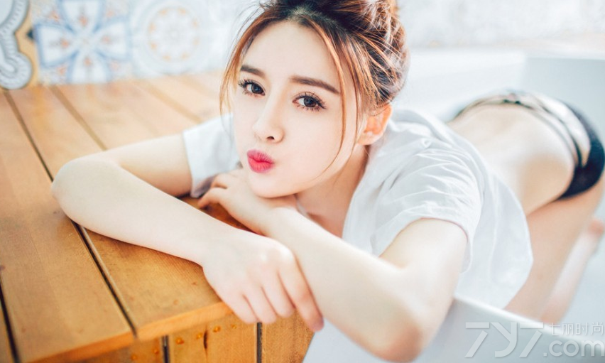 俏皮可爱的女生释放出甜美笑容，顿时让人心情变得很好，嘟嘟嘴卖萌的样子让男性们无法抗拒，重点是小心机下衣失踪的性感画面，释放出别样的致命魅力，慵懒的迷人气息撩动不少心扉，分享一组可爱女生甜笑私房写真，看慵懒小性感气息太诱人。