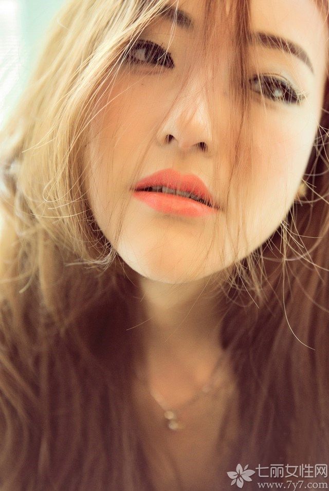 性感娇媚的美女总是格外的惹人关注，下面为大家分享一组绝色美女性感私房诱惑照，精致的面容，白皙光滑的肌肤，再加上那修长美腿，在镜头下摆出各种慵懒姿势，大秀诱人身姿，令人直喷血。