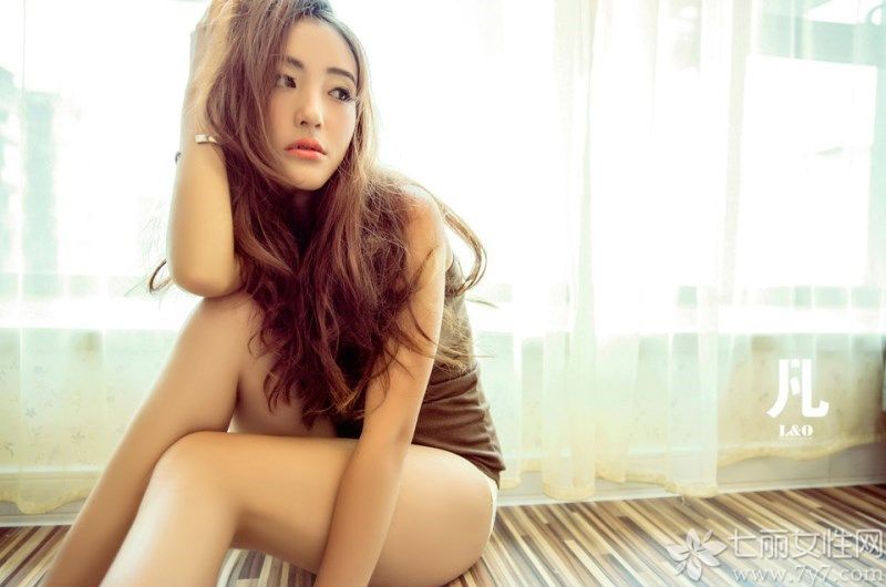 性感娇媚的美女总是格外的惹人关注，下面为大家分享一组绝色美女性感私房诱惑照，精致的面容，白皙光滑的肌肤，再加上那修长美腿，在镜头下摆出各种慵懒姿势，大秀诱人身姿，令人直喷血。