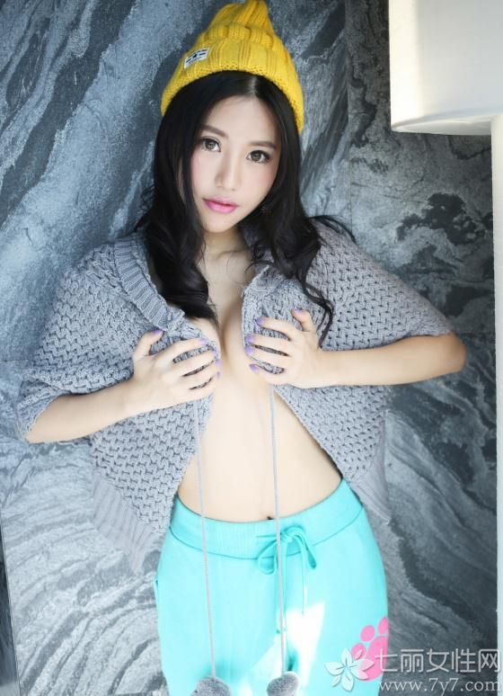 对于男人来说，休闲时光看看美女图片也是一种享受。下面为大家带来春夏宅男福利照，一组超高清性感美女诱惑写真献给大家，可爱无辜的表情，毛衣半裸，现出白皙香肩及巨乳，诱惑无法抵挡。