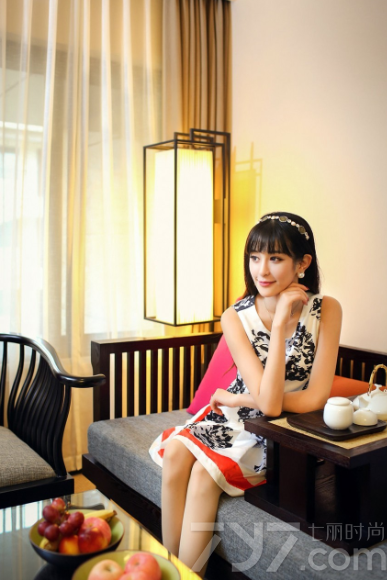 将气质与性感魅力结合成为的美女，相信很多的男性一定无法抗拒，而这组由气质美女拍摄的私房写真，完美精致的脸蛋，加上魔鬼般的性感身材，呈现出一种别样的性感魅力，特别是白皙大长腿更是致命的焦点，分享一组气质美女性感长腿写真，看下衣失踪图片诱惑人心。