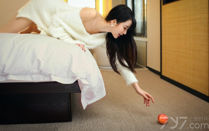 将气质与性感魅力结合成为的美女，相信很多的男性一定无法抗拒，而这组由气质美女拍摄的私房写真，完美精致的脸蛋，加上魔鬼般的性感身材，呈现出一种别样的性感魅力，特别是白皙大长腿更是致命的焦点，分享一组气质美女性感长腿写真，看下衣失踪图片诱惑人心。