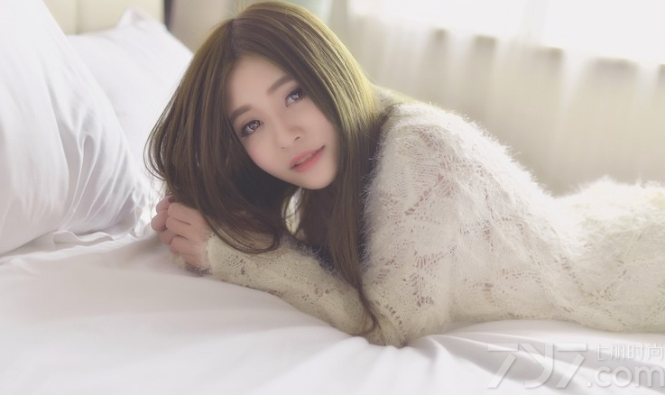 轻轻柔柔的美女，穿着白色薄纱服饰，展示出一种欲拒还迎的性感魅力，白皙肌肤以及妩媚表情，让男性们无法抗拒，小露香肩与白皙长腿的性感画面，只是摆着那里都充满了诱惑气息，分享一组白色薄纱诱惑美女写真  看性感致命画面骚动人心。