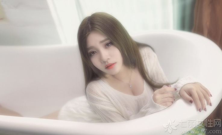 轻轻柔柔的美女，穿着白色薄纱服饰，展示出一种欲拒还迎的性感魅力，白皙肌肤以及妩媚表情，让男性们无法抗拒，小露香肩与白皙长腿的性感画面，只是摆着那里都充满了诱惑气息，分享一组白色薄纱诱惑美女写真  看性感致命画面骚动人心。