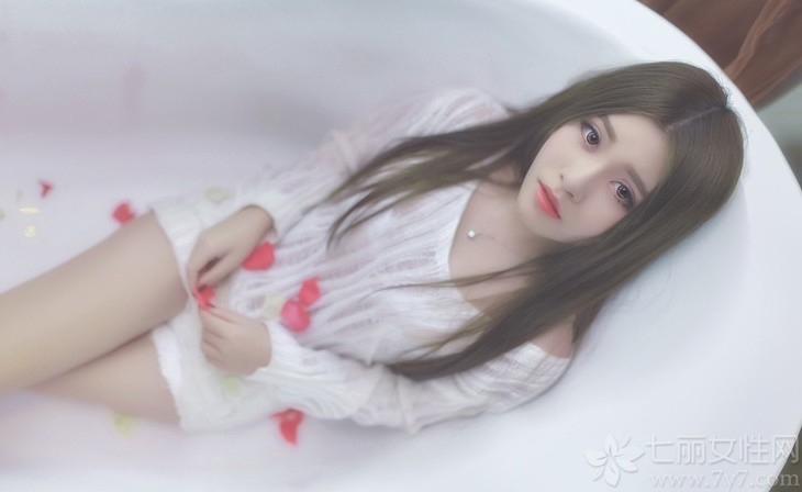 轻轻柔柔的美女，穿着白色薄纱服饰，展示出一种欲拒还迎的性感魅力，白皙肌肤以及妩媚表情，让男性们无法抗拒，小露香肩与白皙长腿的性感画面，只是摆着那里都充满了诱惑气息，分享一组白色薄纱诱惑美女写真  看性感致命画面骚动人心。